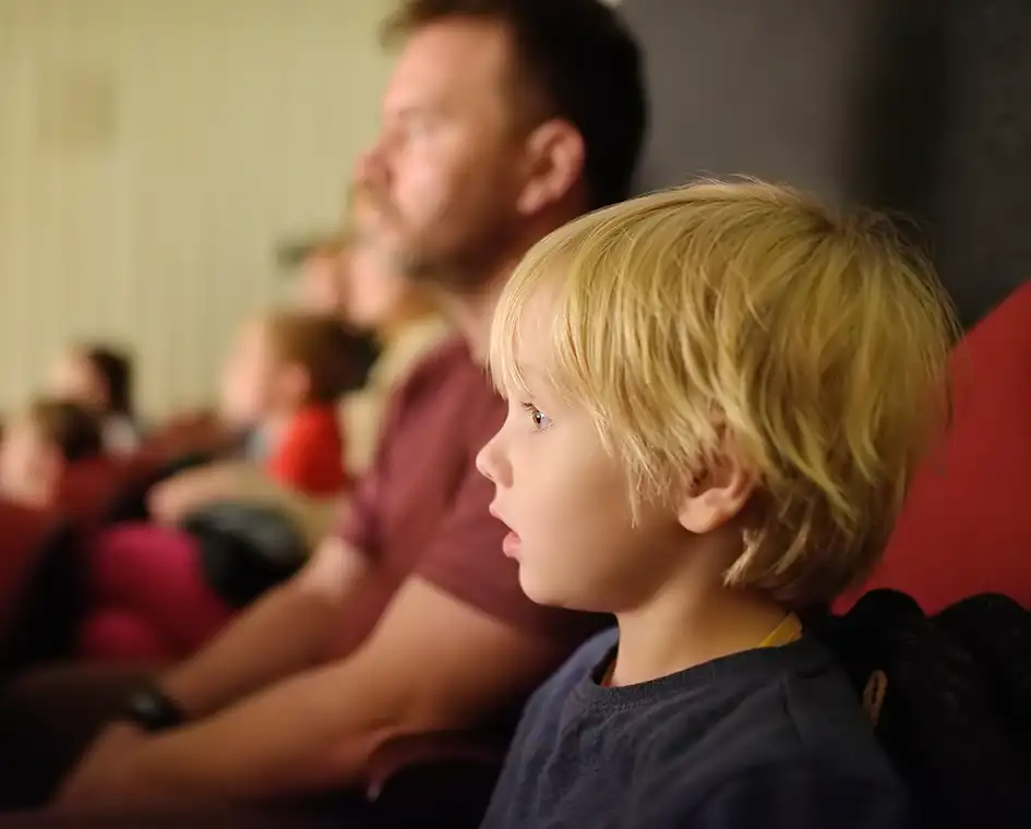 Jeune spectateur ressentant des émotions devant un spectacle